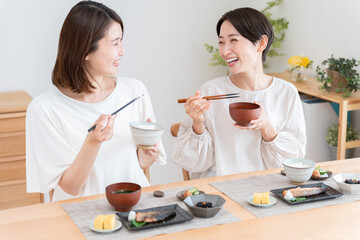 Poster - 家で食事する友達（料理・朝食・自炊・和食・健康・ルームシェア・同居）