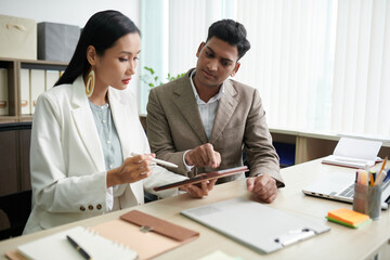 Wall Mural - business colleagues signing agreement