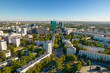 Piękny panoramiczny widok z drona na centrum nowoczesnej Warszawy z sylwetkami drapaczy chmur. Na pierwszym planie Muranów – zielona dzielnica Warszawy.