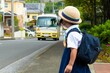 幼稚園バスを待つ園児