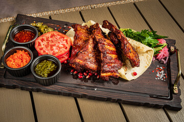 Canvas Print - grilled ribs with flatbread and sauces