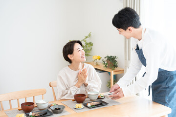 Poster - 妻に料理を作る夫（料理・朝食・自炊・和食・健康）