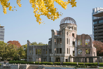 Wall Mural - 原爆ドームと黄葉したイチョウの葉　秋の広島平和記念公園　Atomic Bomb Dome and autumn yellow ginkgo leaves in Hiroshima