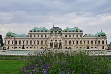 Wall Mural - Schloss Belvedere an einem wölkigen Tag