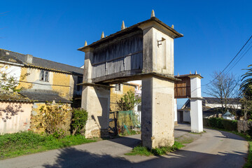 Dos hórreos elevados sobre la carretera. San Xoán de Ove. Ribadeo, Galicia, España.