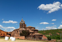 Iglesia De San Pedro De Madriguera. Esta Localidad Forma Parte De Los Llamados Pueblos Rojos. Segovia, Castilla Y León, España.