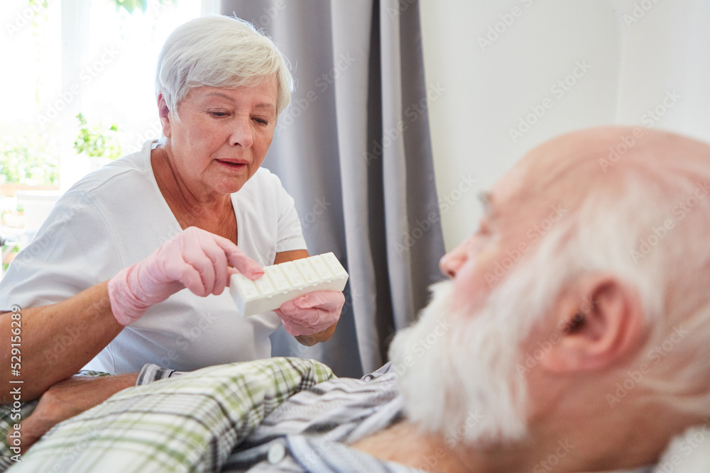 Verteilt Krankenschwester verteilt Tabletten aus der Medikamentenbox Stock Photo ...