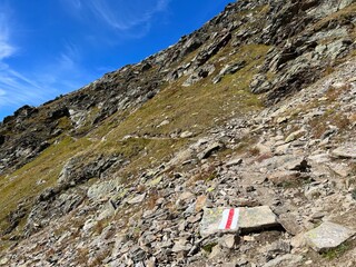 Mountaineering signposts and markings on the slopes of the Flüelatal or Flüela alpine valley in the Swiss Alps mountain massif, Davos - Canton of Grisons, Switzerland (Kanton Graubünden, Schweiz)