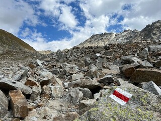 Mountaineering signposts and markings on the slopes of the Flüelatal or Flüela alpine valley in the Swiss Alps mountain massif, Davos - Canton of Grisons, Switzerland (Kanton Graubünden, Schweiz)