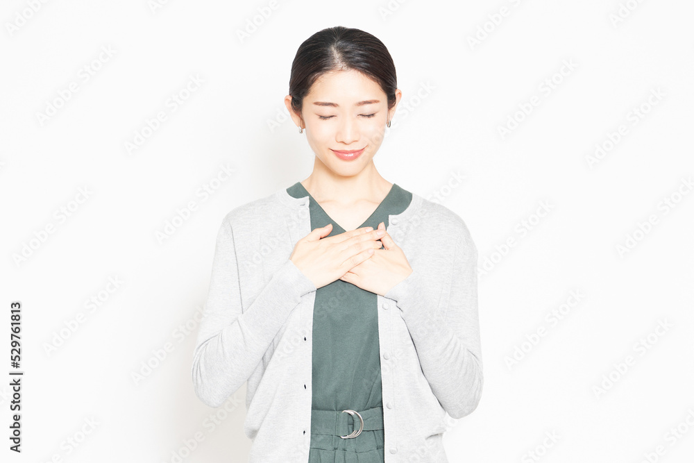 胸に手を当てる女性 Stock Photo | Adobe Stock