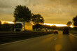 morgendlicher Verkehr auf der Autobahn, Sonnenaufgang, Morgenstimmung auf BAB A 96 bei Landsberg