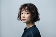 © One - 20代 ショートヘアの女性