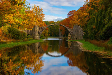  Rakotzbrücke in Kromlau im Herbst