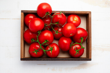 Wall Mural - Tomaten in der Holzkiste