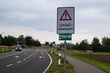 verkehrsschild mit der aufschrift unfallschwerpunkt