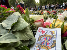 A Queen Of Hearts Card Representing Queen Elizabeth II At The Floral Tribute Organised In London After The Queen's Death. People Pay Their Tribute To The Late Regent.