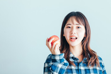 Wall Mural - りんごを持って笑顔の女性　Apple