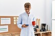 © Krakenimages.com - Young caucasian man using smartphone drinking coffee at office