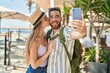 © Krakenimages.com - Man and woman tourist couple make selfie by smartphone kissing at street