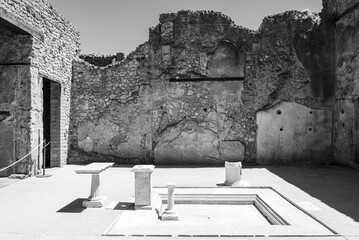 Wall Mural - Black and white photo of Pompeii´s ancient house decorated patio