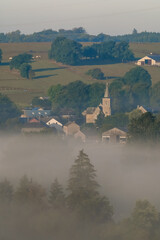 Sticker - Belgique Wallonie Ardenne paysage brouillard automne Vaux sur Sure village losange eglise