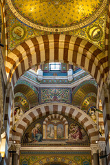 Wall Mural - Vue intérieure et décor romano-byzantin de la Basilique Notre-Dame de la Garde