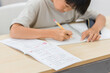 算数の勉強をする小学生（日本人）
