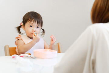 Canvas Print - ご飯を食べる女の子とお母さん