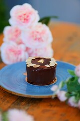 Canvas Print - Cupcake cake with flower design on a plate