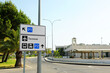 © joserpizarro - Paneles indicadores de tráfico en la Terminal del Aeropuerto de Jerez de la Frontera, Andalucía, España. Señales de aparcamientos, alquiler de coches y terminal del aeropuerto de Jerez La Parra