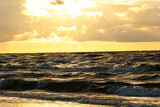 Fototapeta Fototapety z morzem do Twojej sypialni - Pejzaż nadmorski z zachodzącym słońcem wieczorem. 