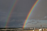 Fototapeta Tęcza - Kolorowa tęcza w czasie deszczu nad horyzontem morza. 