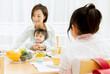 © UTS - 子供と朝食を食べる母親