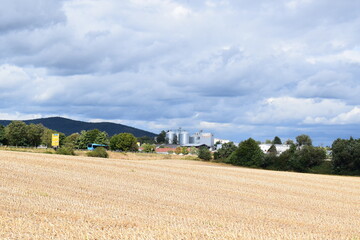 Wall Mural - Ackerland mit Mendig im Hintergrunde