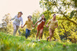 © Robert Kneschke - Sportliche Familie hat Spaß beim Laufen im Park