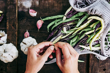 Wall Mural - Mains d'une femme en train de préparer des haricots verts frais