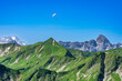 Urlaub im Kleinwalsertal, Österreich: Wanderung am Grat vom Walmendinger Horn Richtung Grünhorn - Paraglider über den Gipfeln