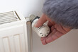 Abschalten von einem Thermostaten am Heizkörper, um Energie zu sparen durch Steigende Heizkosten