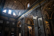 Promienie słoneczne wpadające przez witraż w bazylice św. Piotra w Rzymie