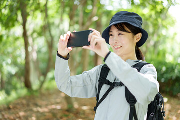 Canvas Print - スマートフォンで写真を撮る山ガール