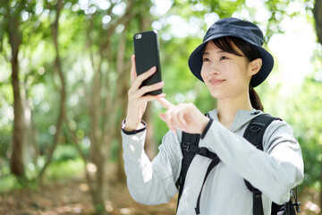 Canvas Print - スマートフォンで写真を撮る山ガール