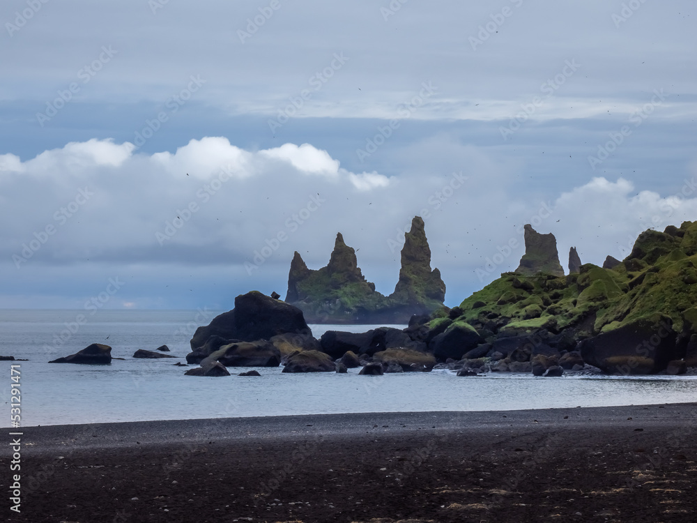 Foto The iconic black sand beaches of Reynisfjara and the sea stacks ...