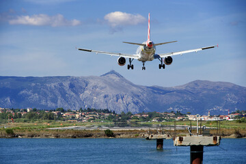 Flugzeug Luftfahrzeug von hinten im Landeanflug auf den internationalen Flughafen von Korfu, Griechenland, horizontal 