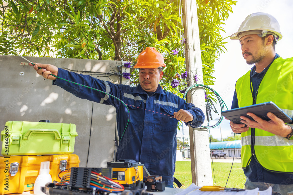 Isp Machine Fusion of Fiber Optics Cable Internet signal splicing and wire ...