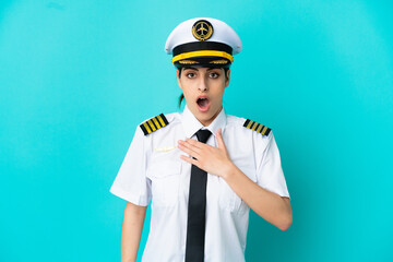 Canvas Print - Airplane pilot caucasian woman isolated on blue background surprised and shocked while looking right