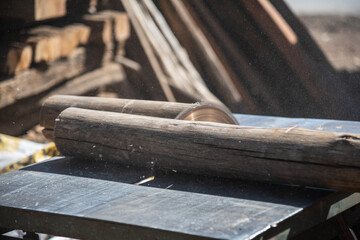 log cutting with electric saw