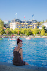 Sticker - Femme sur les quais de Lausane en Suisse