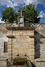Fontaine Calvaire En Pierre De 1887 Avec Croix Et Mosaïques Dominant Les Sorties D'eau Dans Le Centre D'une Ville Du Portugal.