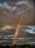 Fototapeta Tęcza - Regenbogen vor dramatischen Wolkengebilden