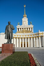 MONUMENT TO VLADIMIR ILYICH LENIN ON THE BACKGROUND OF THE CENTRAL PAVILION AT THE EXHIBITION OF ACHIEVEMENTS OF THE NATIONAL ECONOMY IN MOSCOW
